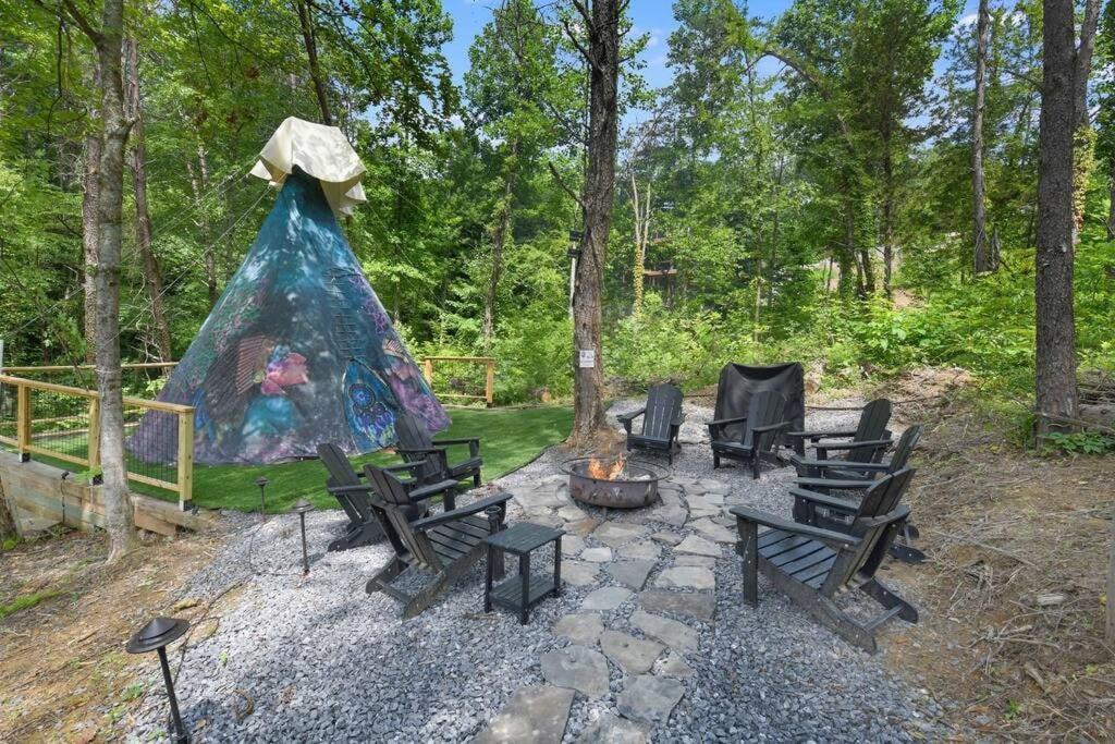 Enchanted Forest Cabin And Teepee! Lights & Laser Show! Private Hot Tub! Unique Stay! Sevierville Buitenkant foto