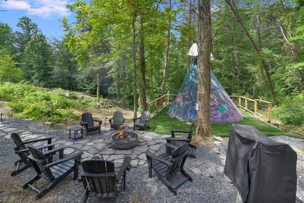Enchanted Forest Cabin And Teepee! Lights & Laser Show! Private Hot Tub! Unique Stay! Sevierville Buitenkant foto